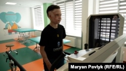 10-гадовы Раман Алексеў са Львова завяршае навучаньне ў школе і плянуе канікулы. Хлопца моцна параніла 14 ліпеня 2022 году ў Віньніцы падчас расейскага ракетнага абстрэлу. Ягоная мама загінула