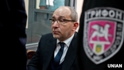 Обвинувачений у викраденні й побитті євромайданівців мер Харкова Геннадій Кернес під час засідання Київського районного суду Полтави, 28 травня 2015 року
