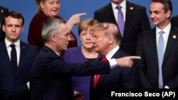 Отношения Дональда Трампа с союзниками по НАТО никогда не были простыми. На фото - его дискуссия с генеральным секртарем альянса Йенсом Столтенбергом на саммите НАТО в 2019 году