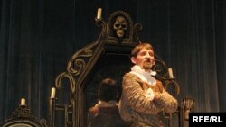 Пан Твардоўскі на&nbsp;тле свайго люстра