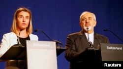 محمدجواد ظریف و فدریکا موگرینی، در پایان یکی از دوره‌های مذاکرات هسته‌ای در سوئیس