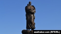 S.Nyýazowyň ejesine bagyşlanan monument