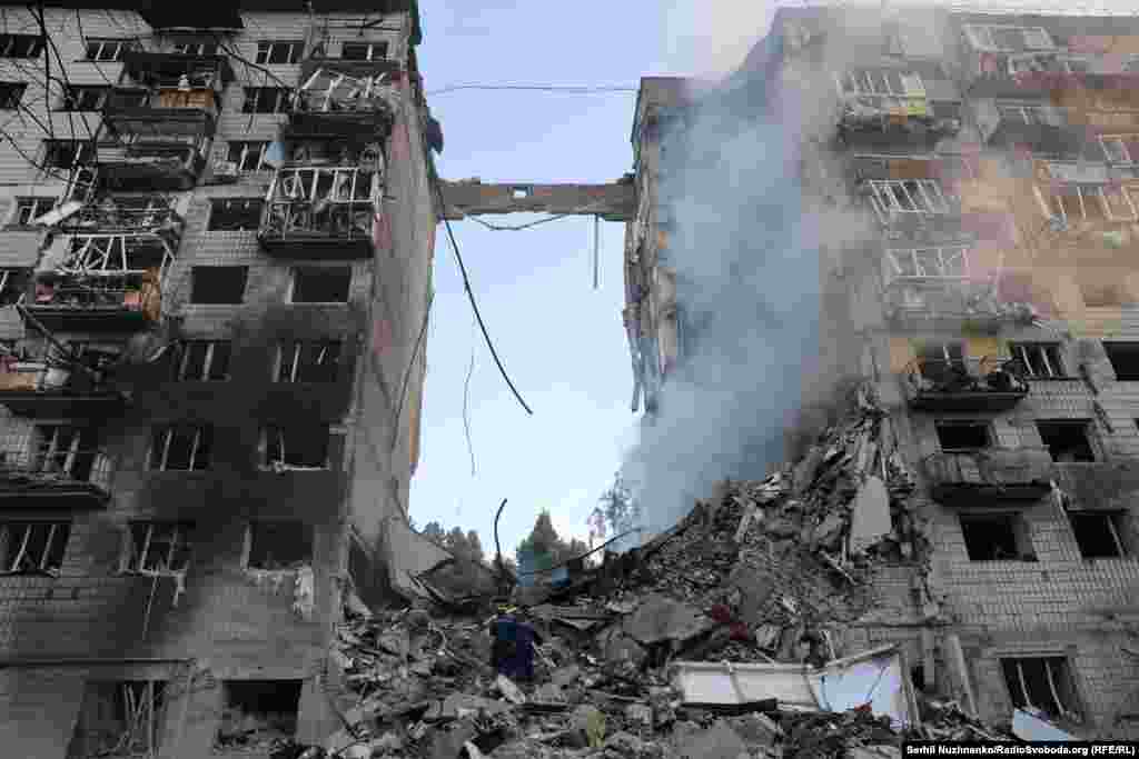 Масштаби руйнувань у Солом'янському районі Києва. Російський удар обвалив повністю весь під'їзд, як це нещодавно було у Луцьку