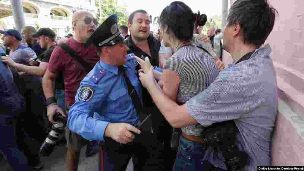 Праворуч: журналіст &laquo;5-го каналу&raquo; Ольга Сніцарчук, фотокореспондент &laquo;Комерсанту&raquo; Владислав Содель (&copy; Dmitry Lipavsky)