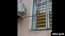 Ош шаардык сотунун имаратындагы терезе. Сарыков чыгып кеткенден кийин тартылган тасмадан алынган сүрөт.  