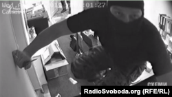 Боєць «Соколу» намагається вивести камери з ладу