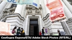 Студенти пред Софийския университет "Св. Климент Охридски". Студенти от Юридическия факултет на висшето училище ще излязат на протест срещу рязкото вдигане на такси в четвъртък.