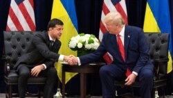 Володимир Зеленський (л) і Дональд Трамп (п) під час короткої пресконференції перед їхньою зустріччю у Нью-Йорку, 25 вересня 2019 року