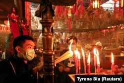 Чоловіки в храмі Маньмоу у Гонконзі, 11 лютого 2021 року