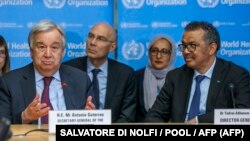 تدروس آدانوم گبریسوس (راست) و آنتونیو گوترش در جریان کنفرانس به‌روزرسانی وضعیت ویروس کرونا در ۲۴ فوریه