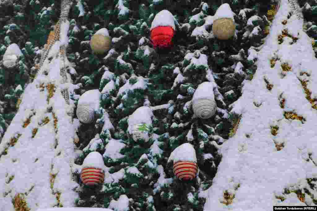 Майрамдык балаты 350 оюнчук жана жалпы узундугу 480 метрлик жалтырак менен кооздолду.