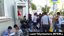 Москвага окууга келүү үчүн айрымдары пара бергенин да айтууда