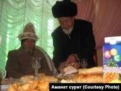 Тайтөрө Батыркуловдун мааракесинде тартылган сүрөт. Вахоб Расулов тарткан сүрөт.