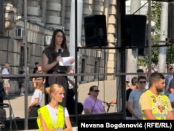 Студентката Александра Николич говори на протеста в Белград, 8 септември 2025 г.