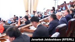 Жогорку Кеңеш депутаттары.