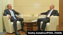 На початку жовтня Віктор Медведчук попросив у Володимира Путіна надати Україні російську вакцину від коронавірусної хвороби COVID-19 і заявив, що вже випробував цю вакцину на собі.