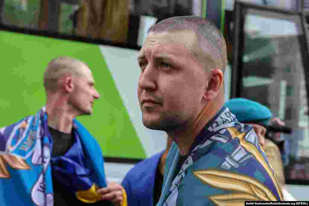 На третій день великого обміну військовополоненими у форматі «1000 на 1000», про який домовилися у Стамбулі, додому з полону РФ повернулися 303 українські захисники, 25 травня 2025 року.Раніше у рамках двох попередніх етапів цього обміну до України з російського полону вже повернулося 697 людей