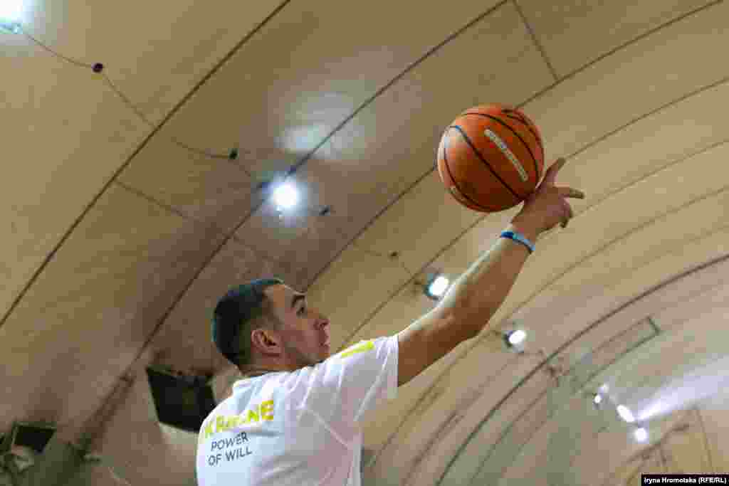 Учасник відкритого тренування збірної України на &laquo;Іграх нескорених-2020&raquo; грається з баскетбольним м&rsquo;ячем