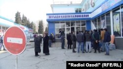 Родные пострадавших у одного из корпусов Национального медицинского центра