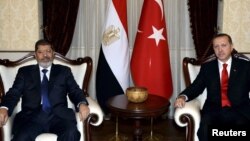 Египеттин лидери Мохаммед Морси жана Түркиянын өкмөт башчысы Режеп Тайып Эрдоган