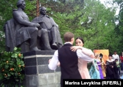 Жаштар Ф. М. Достоевскийдин музейинин алдында вальс бийлешүүдө. Семей, 16-май 2012.