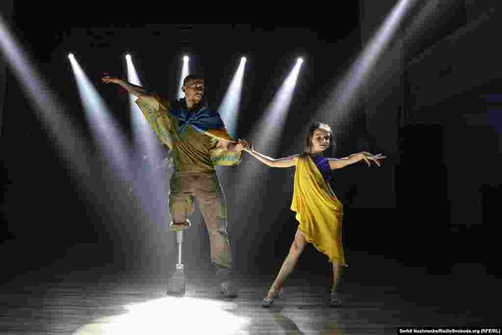 Андрій та Моніка танцюють румбу.Андрій отримав поранення у травні 2022 року. Сьогодні займається підприємницькою діяльністю і допомагає ЗСУ