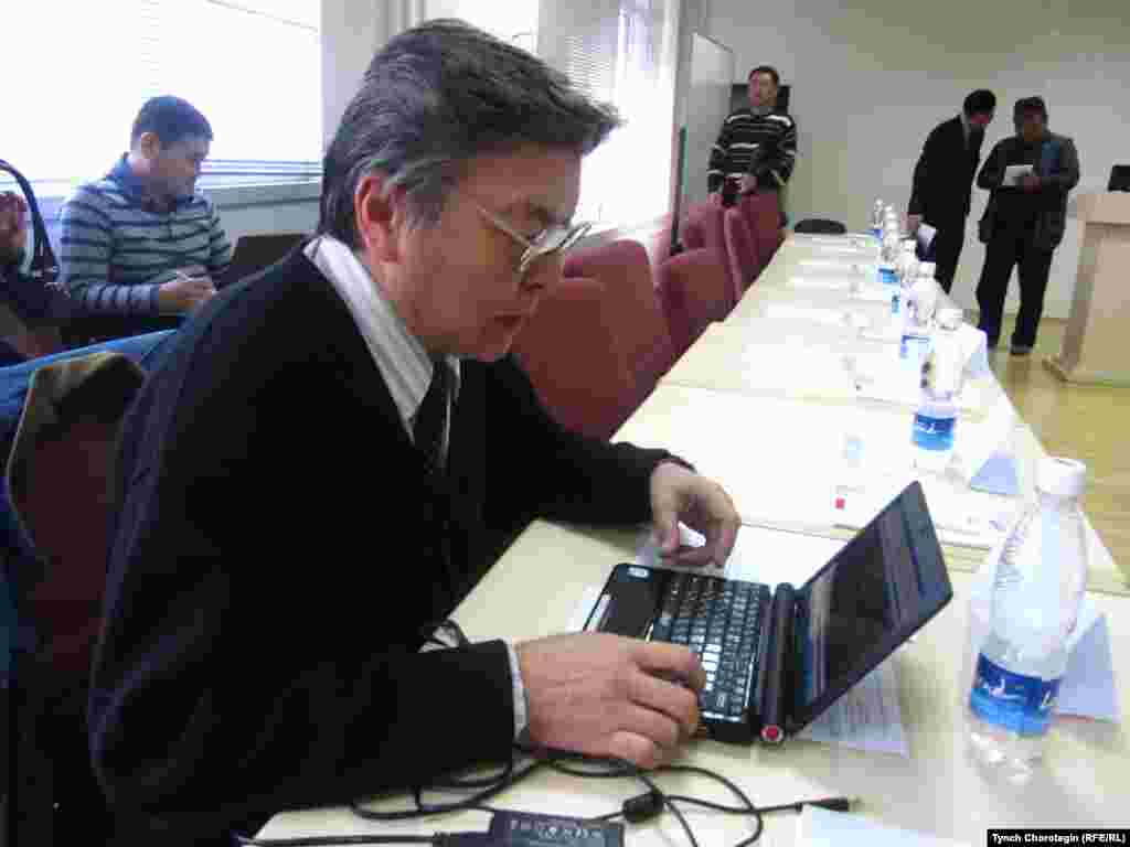 Ала-Тоодогу эстен кеткис Википедия жумалыгы (28.3.-03.4.2011.)  No 2. - Кыргыз тилинде бир катар компютердик программаларды чыгарган Эмил Асанов, Бишкек, 30.3.2011. 