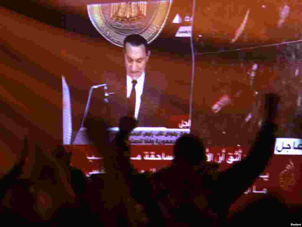 ۲۰۱۱/ آخرین سخنرانی تلویزیونی - مبارک در مدت زمان اعتراض‌ها چندین بار به طور تلویزیونی خطاب به مردم مصر سخن گفت و هر بار وعده‌ها برای اصلاحات را تکرار کرد. گرچه پنجشنبه‌شب ۲۱ بهمن به شدت تأکید داشت که قدرت را واگذار نمی‌کند و از بیگانگان توصیه نمی‌پذیرد.