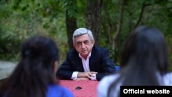 Армения - Президент Армении Серж Саргсян отвечает на вопросы членов отряда молодых журналитов «Базе-2014», Цахкадзор, 23 августа 2014 г.   
