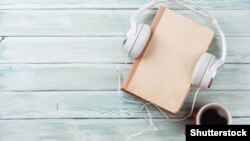 Китап өстәлдә калды.