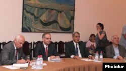 Armenia - Levon Zurabian (second from left) and other members of the Armenian National Congress negotiate with government representatives, 4Aug2011.
