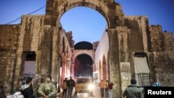 Մարդիկ քայլում են փողոցներում Բաշար ալ-Ասադի կառավարության տապալումից հետո, Դամասկոս, 9-ը դեկտեմբերի, 2024թ․