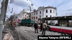 Серед міст-героїв, згаданих в указі президента, – прифронтові Суми (на фото – наслідки удару по середмістю 13 квітня 2025 року)