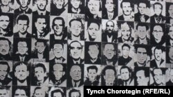 “Террор үйү” музейинин дубалындагы коммунисттик доордо набыт болгон мажар атуулдарынын  сүрөттөрү. Будапешт. 06.6.2011.