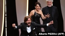 Швециялык режиссер Рубен Остлунд, америкалык актриса Жюлет Бинош жана калыстар тобунун төрагасы Педро Альмодовар.