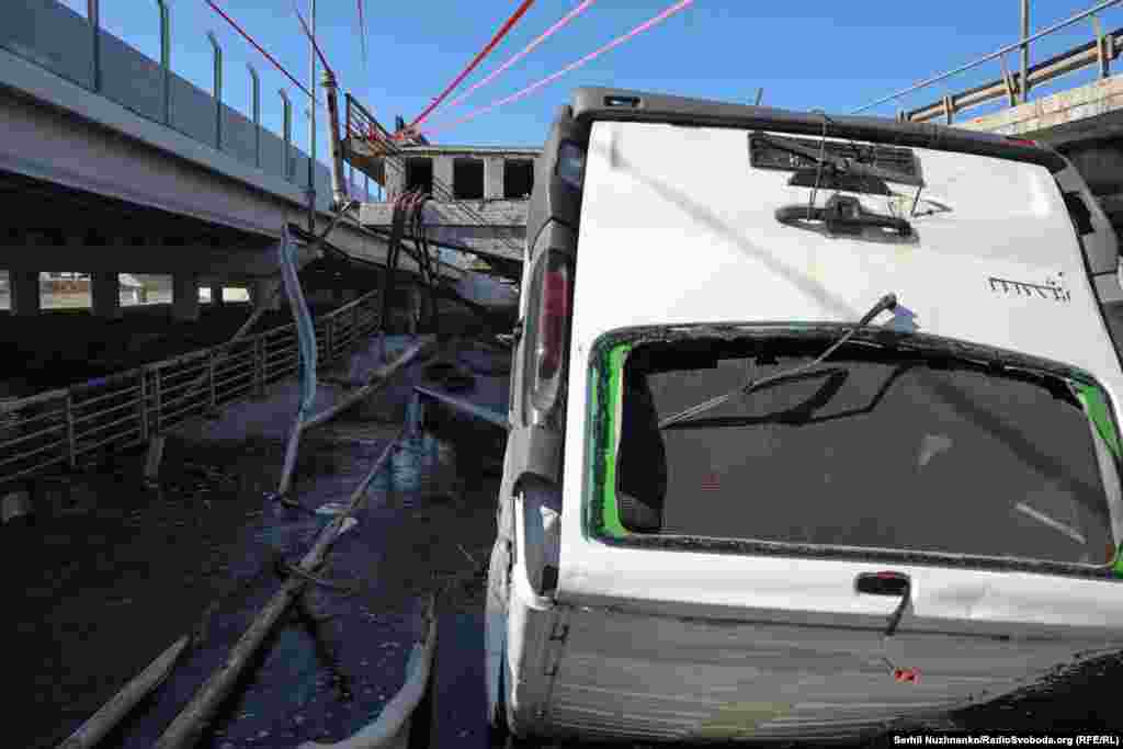 У канцы лютага — сакавіку 2022 году, ратуючыся ад расейскіх войскаў, цераз Раманаўскі мост перайшлі амаль 40 тысяч мірных жыхароў. У гэтым месцы ад расейскіх абстрэлаў загінулі больш за 10 мірных жыхароў.Цяпер руіны старога мосту — месца памяці. Сюды прыходзяць ушанаваць памяць загінулых.Зьлева фота 11 сакавіка 2022 году, справа — з сакавіка 2025 году