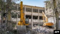 Расчистка завалов возле тюрьмы Эвин в Тегеране, Иран, 25 июня 2025 года