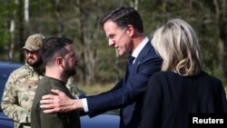 دیدار ولودیمیر زلنسکی (چپ) با مارک روته، نخست‌وزیر هلند