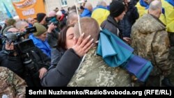 Дружина нарешті обнімає свого коханого. У полон він потрапив у 24 роки у Маріуполі. Зараз йому 27