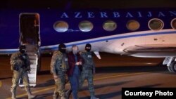 Экстрадированный в Азербайджан блогер Александр Лапшин в аэропорту Баку, 7 февраля 2017 г.