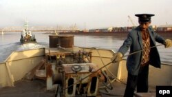 Өзбекстан мен Ауғанстанды бөліп ағатын Әмудария өзенінде жүрген кеме. Термез (Көрнекі сурет).