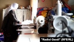 Ёдгорбӣ Собирова бо мошинҳои дӯзандагияш