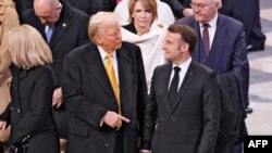 Президенти США і Франції Дональд Трамп (л) і Емманюель Макрон, грудень 2024 року