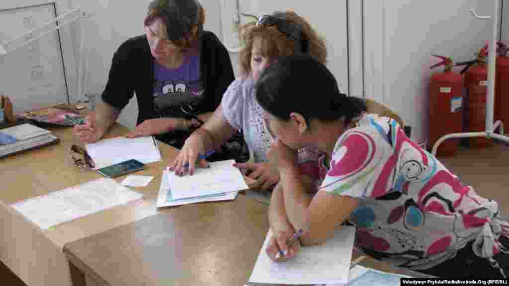 Заяви слід було писати українською мовою, це для декого виявилося важким завданням. Лише близько&nbsp; половини гімназистів - етнічні українці та україномовні. Тут вчиться багато дітей з російських, кримськотатарських та інших родин. Цьогорічний набір - не виключення