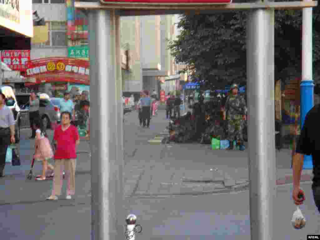  Аз ғана сәтке тыныққан Үрімжі қаласындағы Нян дзью ықшам  ауданын күні бойы бақылаған әскерилер.