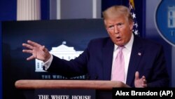 ترامپ: «ما بر این عقیده هستیم که این [ویروس] می‌توانست در همان کانون خود متوقف شود. می‌توانست سریعا متوقف شود و لازم نبود که در سطح جهان پخش شود».