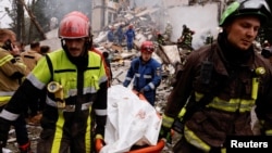 У ДСНС повідомили, що рятувальники розібрали 70% зруйнованих конструкцій будинку, в якому через удар російської ракети був зруйнований під’їзд