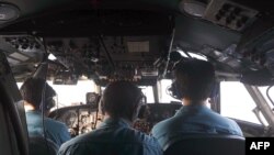 هواپیمای نیروی هوایی ویتنام در کنار ده‌ها کشتی و هواپیما از ده کشور در حال جست‌وجوی بوئینگ مالزی است