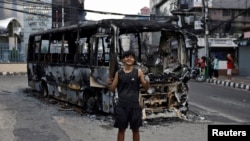 Непалдын борбор шаарында көчө акцияларына чыккан жаштар имараттарга, жолдогу унааларга өрт коюшкан. 