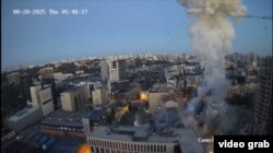 Момант расейскага ракетнага ўдару непадалёк кіеўскага бюро Радыё Свабода, зьняты камэрай відэаназіраньня